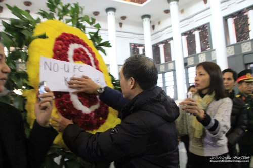 Một người xông vào phá vòng hoa trên đám tang bà mẹ Anh Ba Sàm
